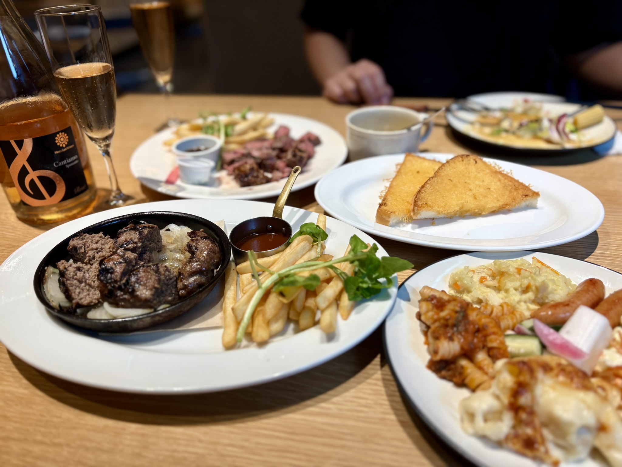 泡ボトル付き!? シズラー新宿東宝ビル店で優雅なブッフェ昼飲み