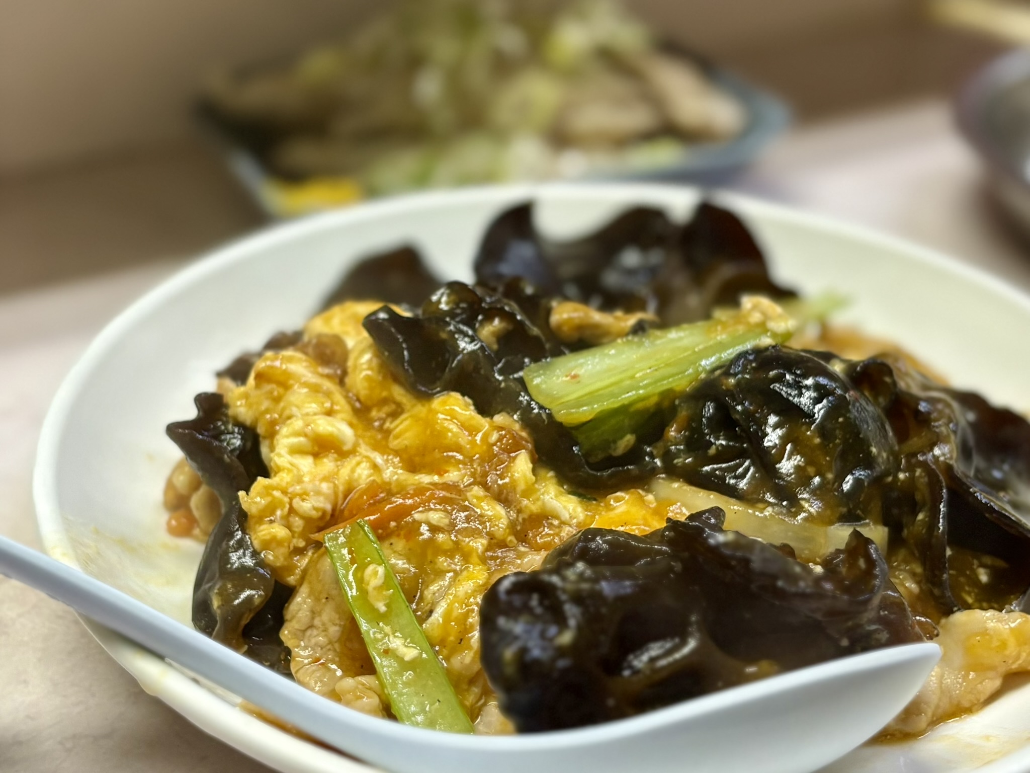 昭和レトロな空気が最高！新宿思い出横丁名店「岐阜屋」で町中華昼飲み