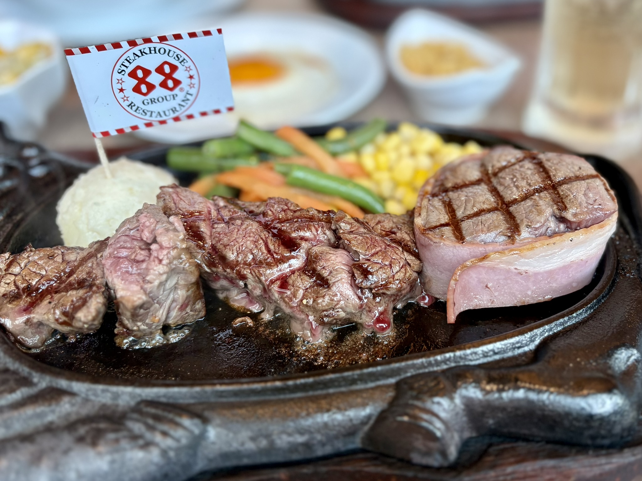 沖縄到着即・空港昼飲み！那覇空港「ステーキ88」で赤身ステーキ食べ比べ