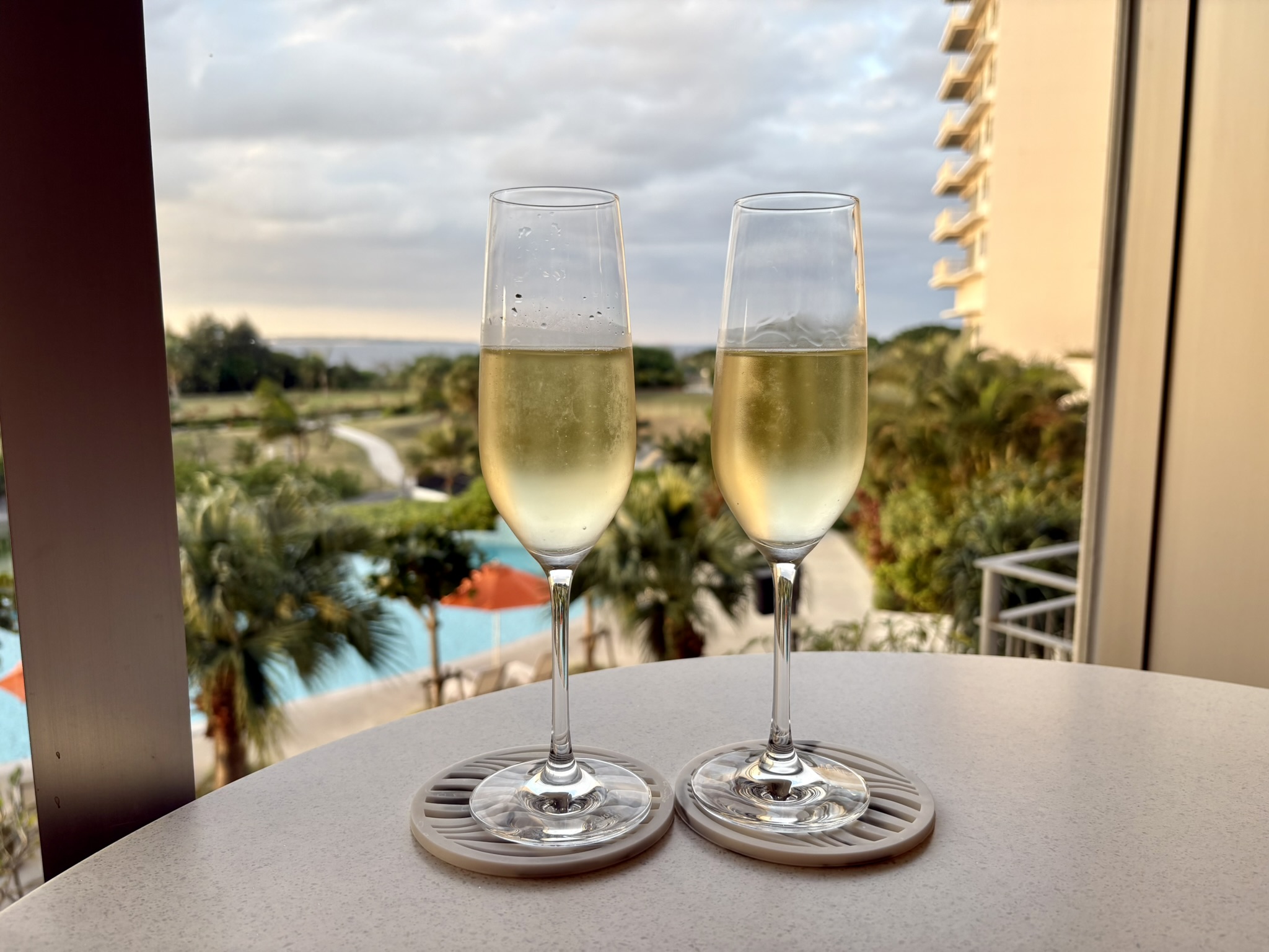 ヒルトン瀬底リゾート敷地内で昼飲み。プールサイドと夕景で飲む贅沢時間