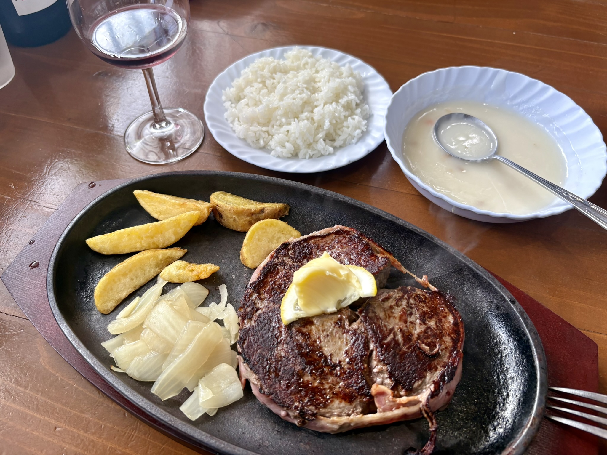 北谷で昼から優勝✊ステーキ！ローカルに愛される名店「ステーキハウス金松」で昼飲み