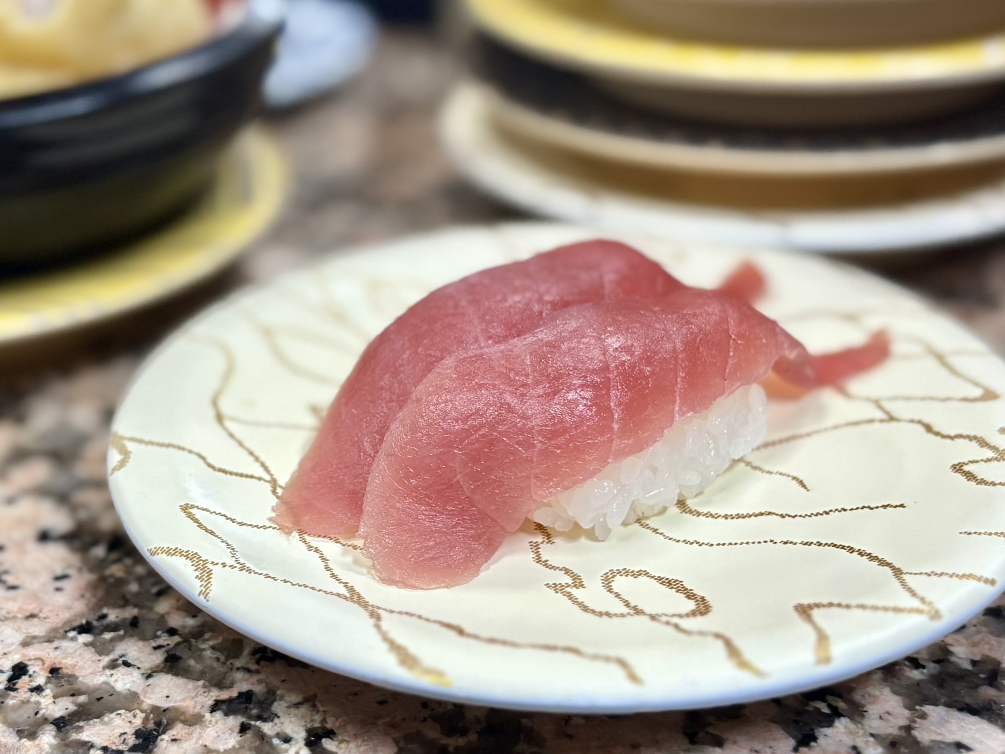 北谷ローカル回転寿司で昼飲み！「グルメ回転寿司市場 美浜店」が想像以上にアリだった