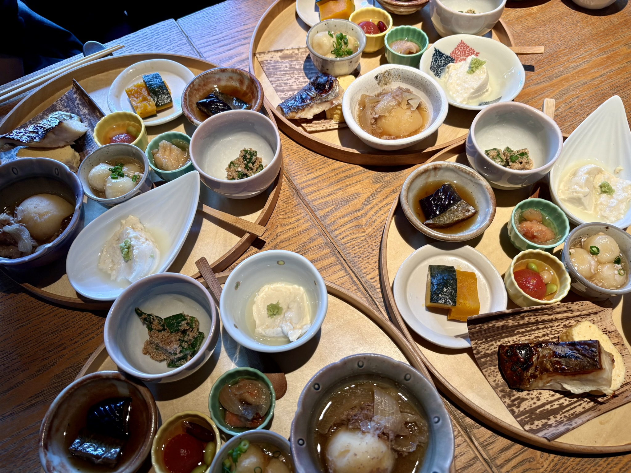 新宿でしっとり大人の昼飲み。京おばんざい×和モダン空間で女子会ランチ