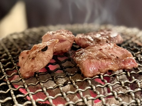 新橋ホルモン昼飲み|鶴松2号店で焼肉&ハッピーアワーを満喫