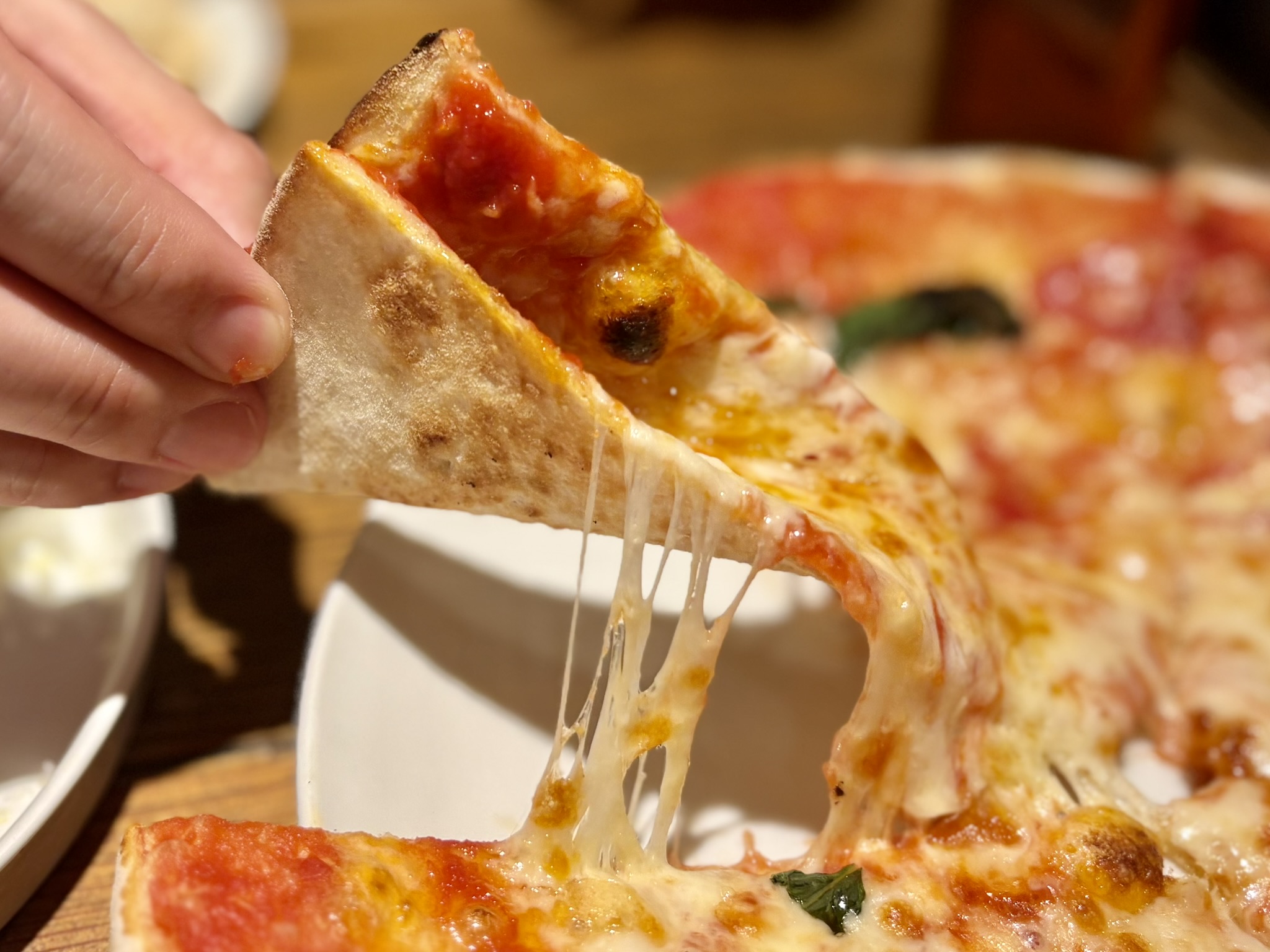 【新宿三丁目昼飲み】niko+でハッピーアワー昼飲み!ワイン6杯とピザで二人4,450円