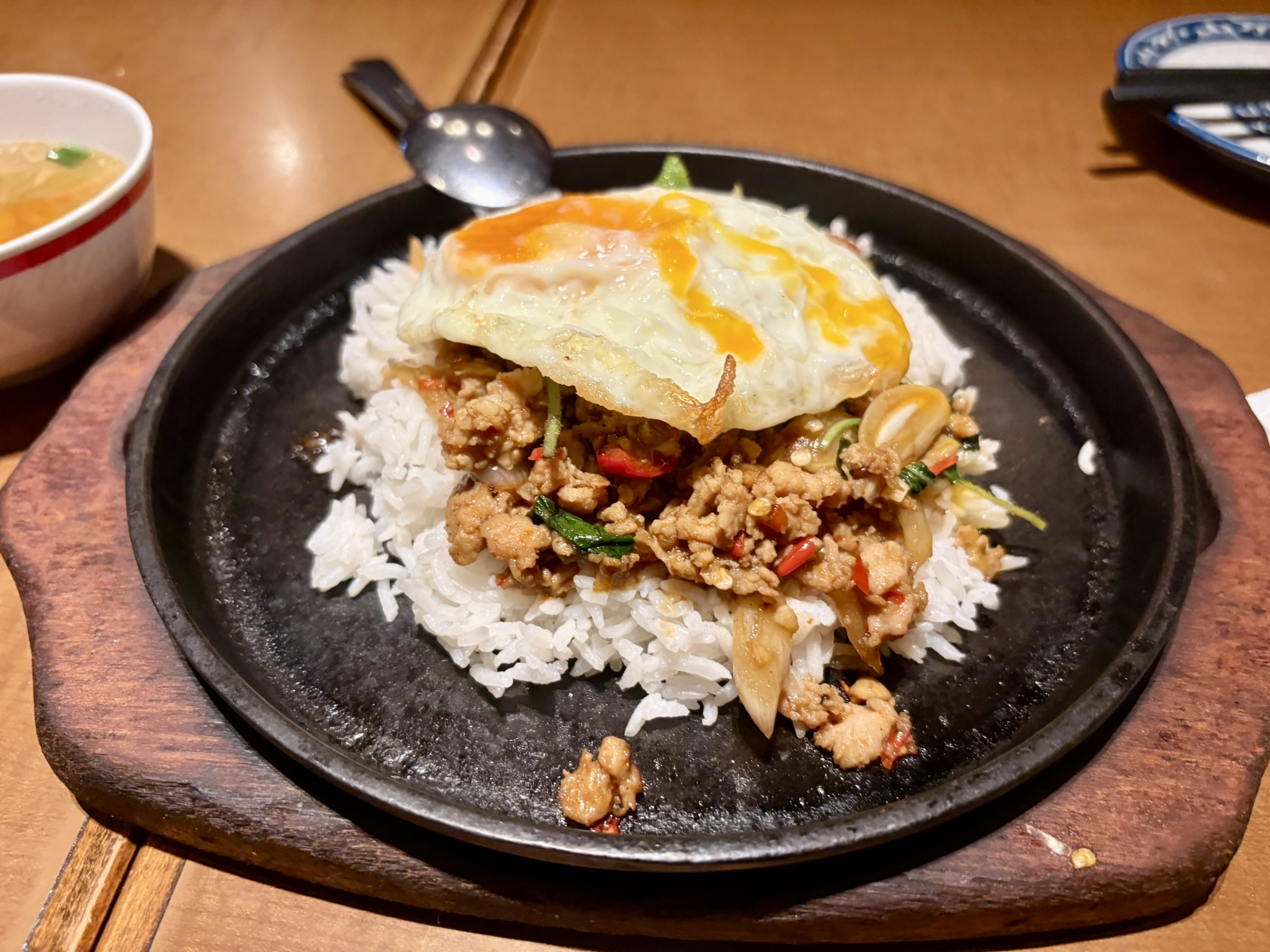満席の人気店!新大久保「ソムオー」で本格タイ料理昼飲み