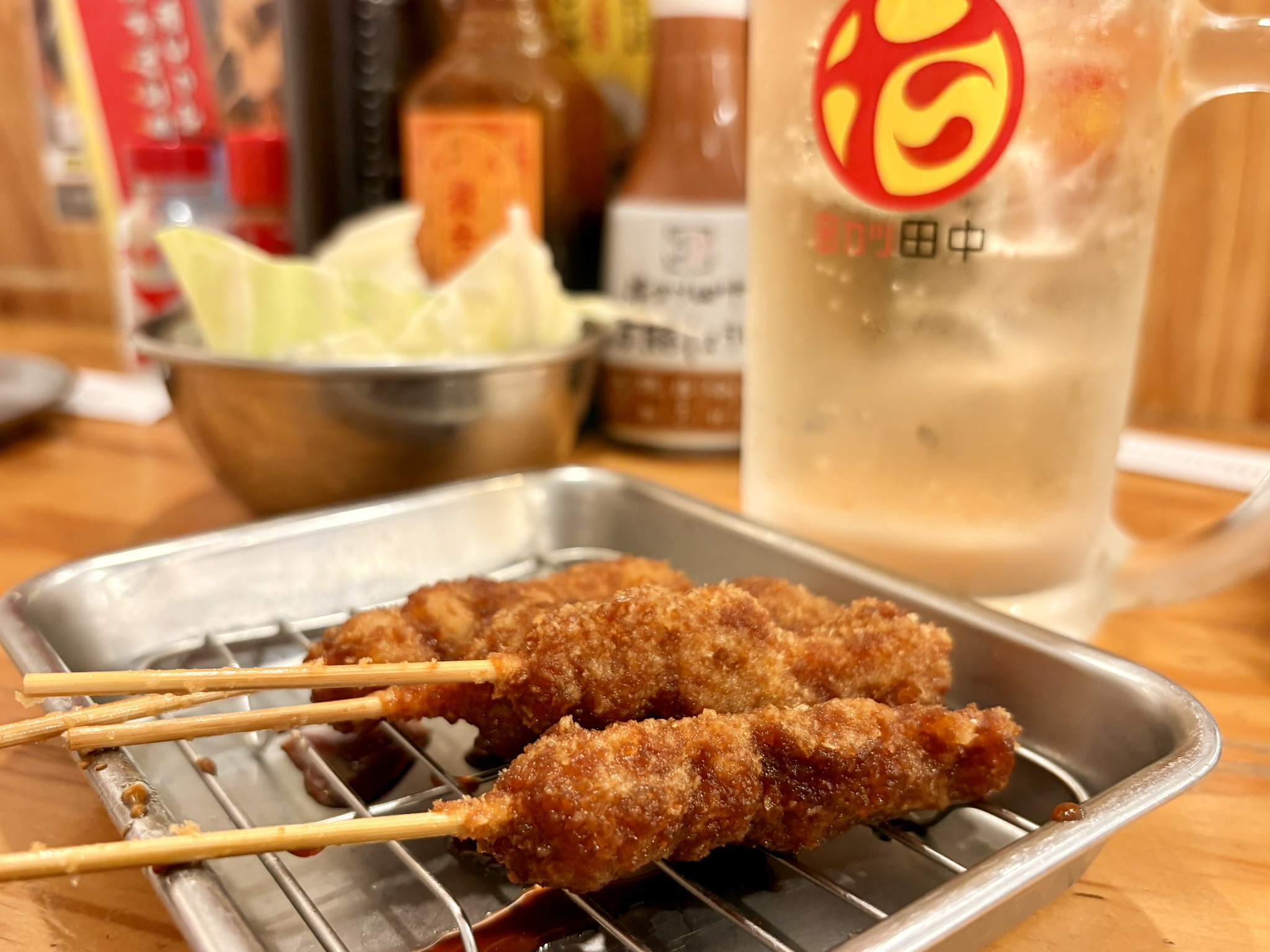 新しくなった串カツ田中で昼飲み!新宿三丁目店の無限ハイボール&50円ホルモン串